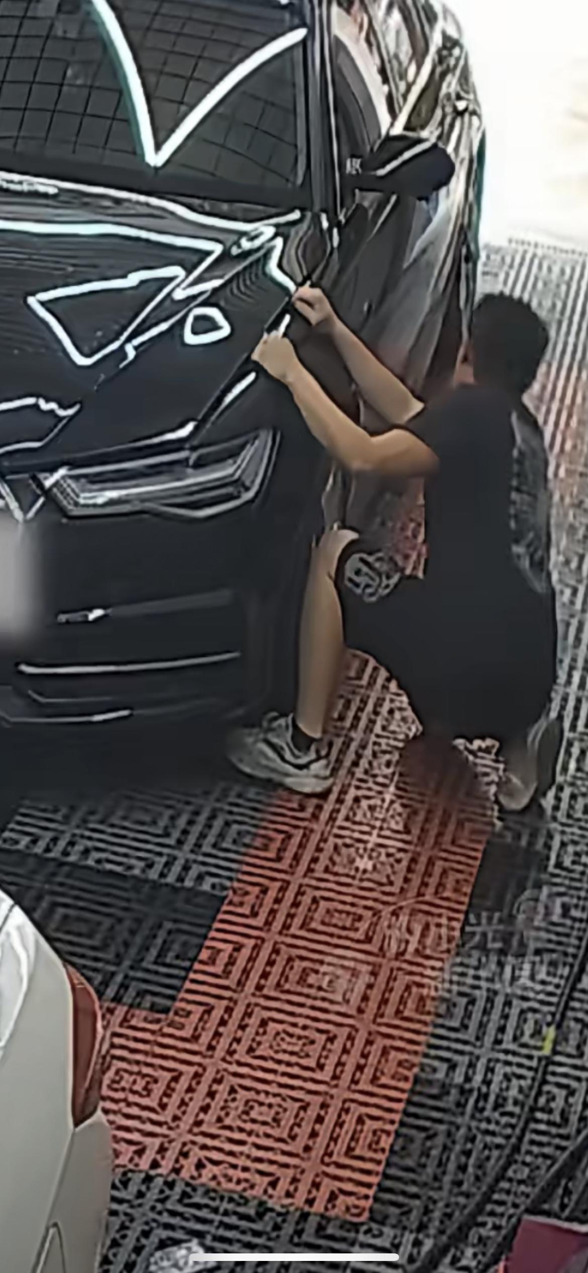 4月21日广东，检查车辆异响，晃动车时机盖突然合上，手被夹得结结实实，看着都疼，