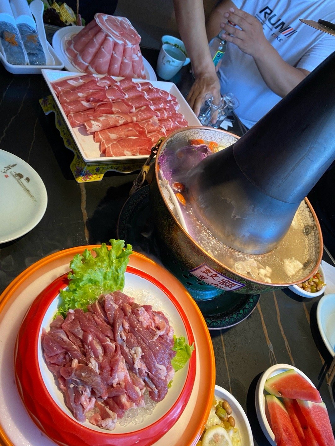 一天紧凑的行程啊，早起穿过青城公园来到五塔寺，席力图召，再去额尔敦传统涮肉和小一