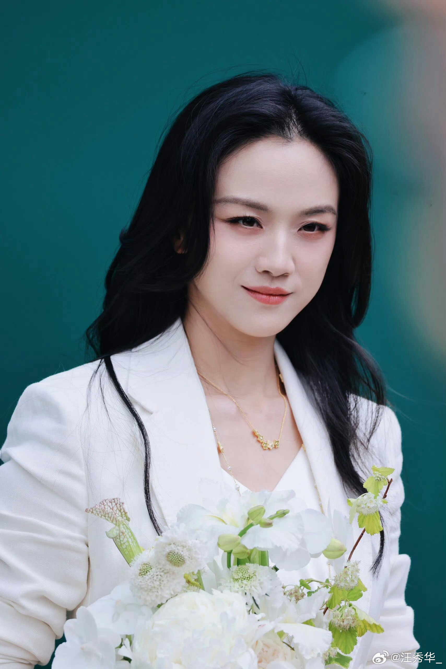 汤唯白色西装好飒汤唯白西装造型一出场就自带气场，清冷骨相撞上利落剪裁，每一寸都写