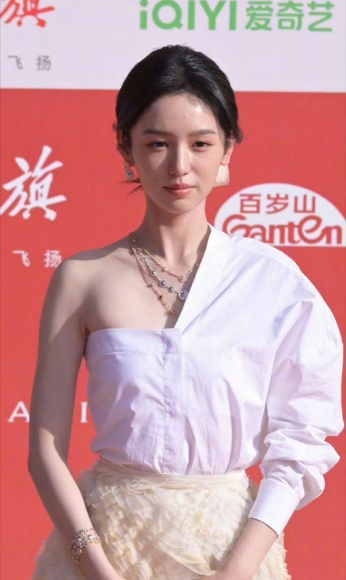 周也生图曝光，额头上都起了个大痘包 是不是被蚊子咬的？ ​​​