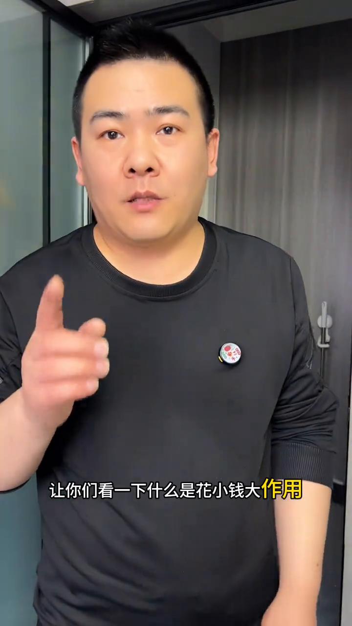 翻板下水塞过滤网，拦截毛发防止头发堵下水道。
让你们看一下什么是花小钱大作用，每