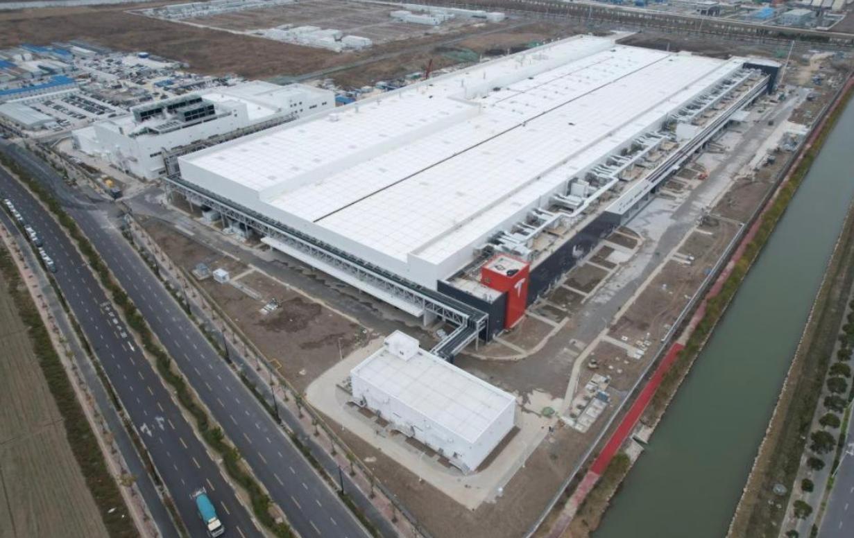 特斯拉上海工厂，可能真要面临一次重大变动了。
上海工厂2025年交付约85.1万