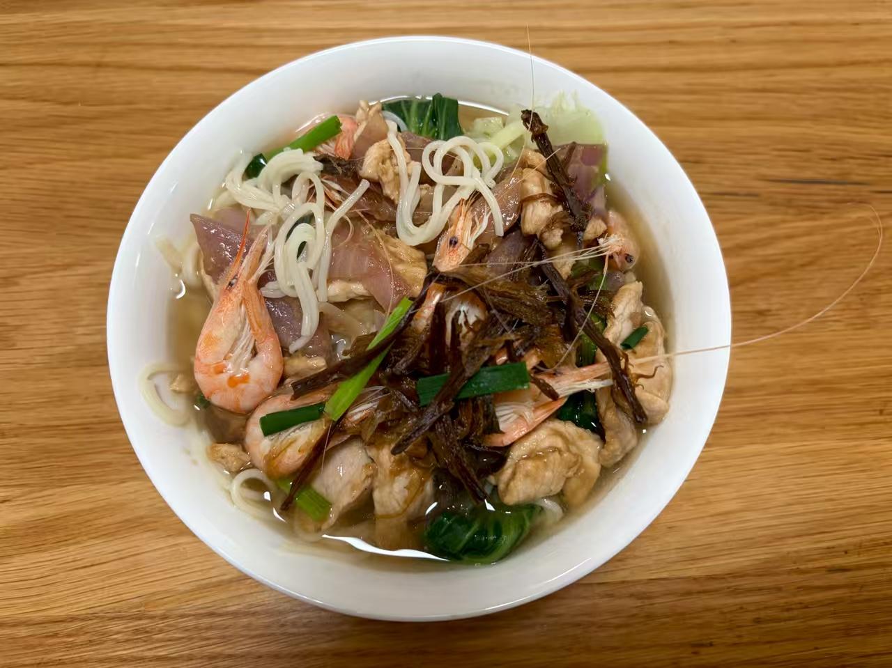 杭州有卖2k+一碗的面条（图2-3），我中午自己烧了食材8+一碗的面条也很入味（