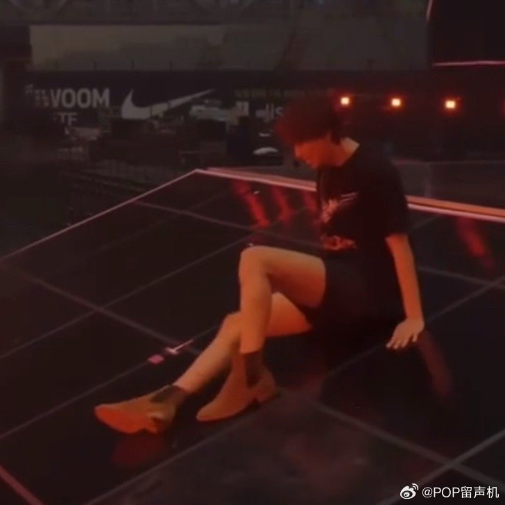 李楷灿穿成这样是为了勾尹队友吗？李马克李帝努罗渽民口水都要流下来了 ​​​