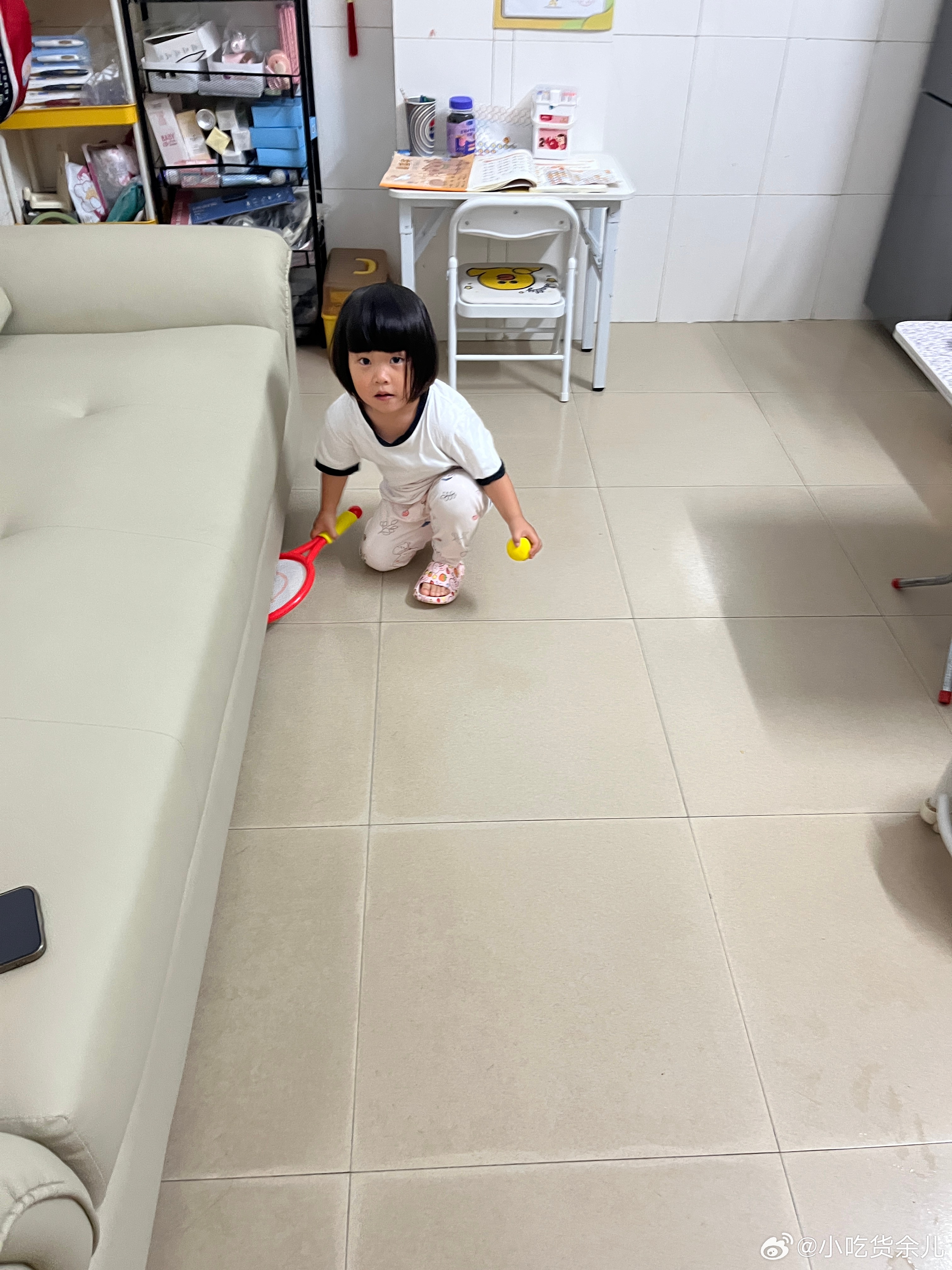 看到姐姐她们打球，说她也要买一个球拍，回家和我打。刚开始不会打，教了一下，自己还