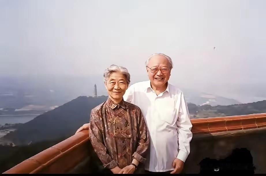 山间高台之上，远山古塔静静伫立，钱伟长与夫人孔祥瑛并肩而立，留下了一张温柔的合影