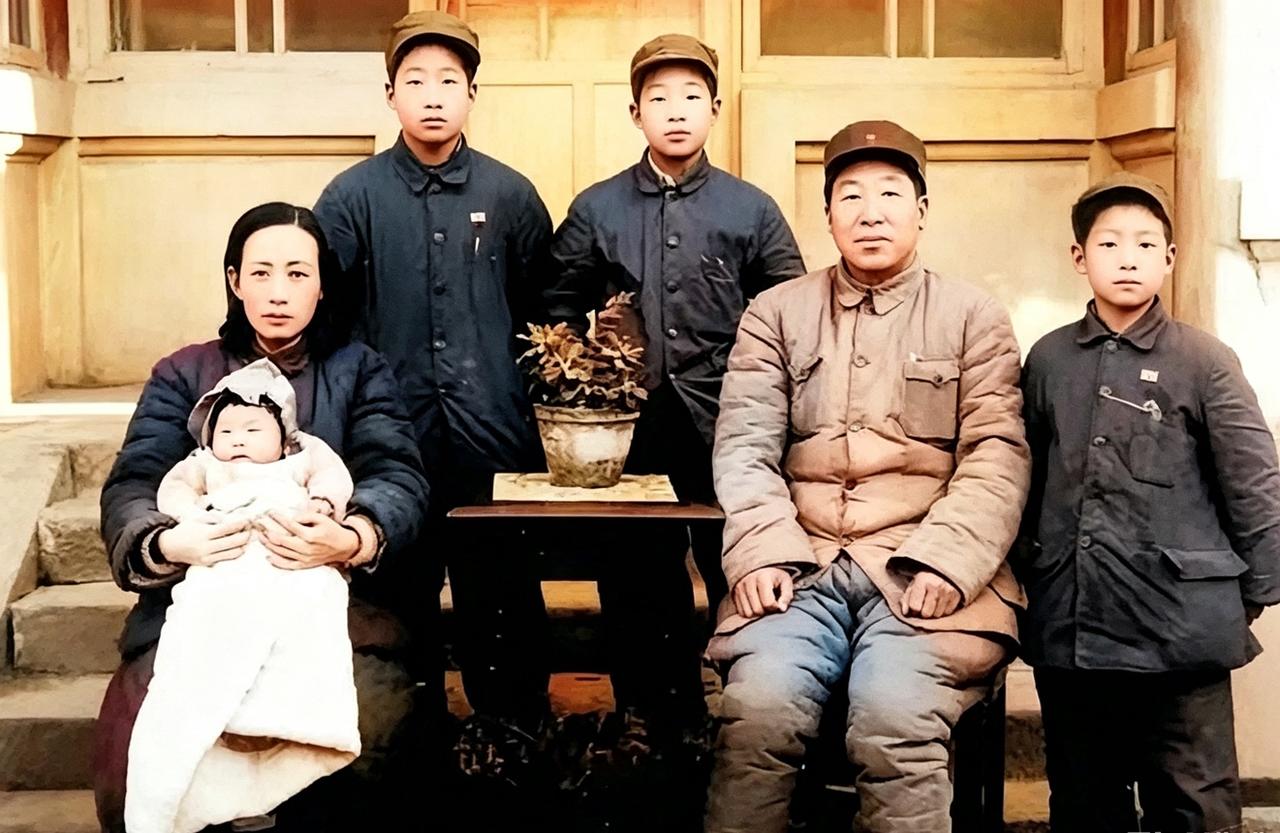 1948年冬，承德，一张珍贵的革命全家福。时任冀察热辽军区副司令员的李运昌与夫人