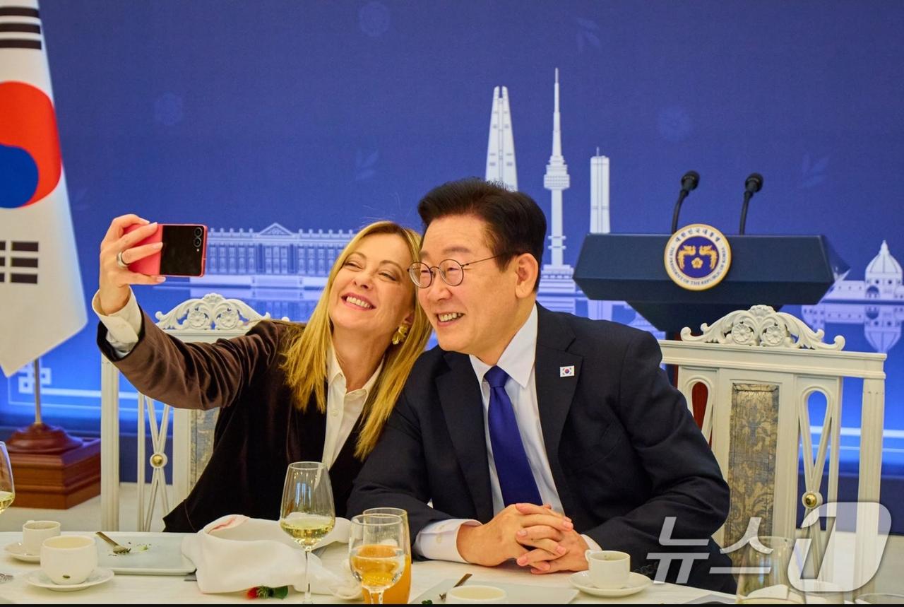 梅洛尼于2026年1月19日访韩，李在明总统赠送其最喜爱的粉色手机，两人即兴自拍