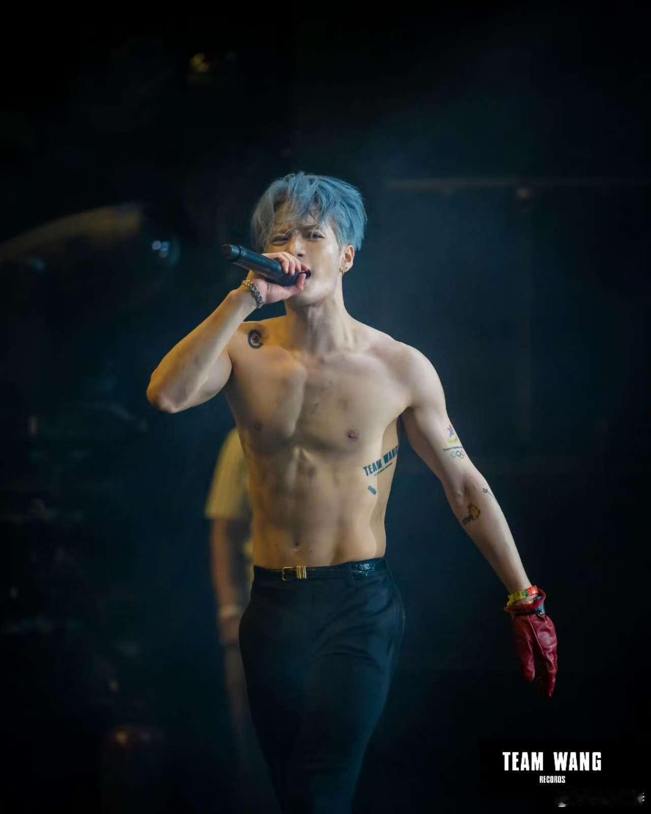 王嘉尔这是跨年还是科切拉 王嘉尔的跨年演出不仅仅是视听的享受，更是心灵的对话。每