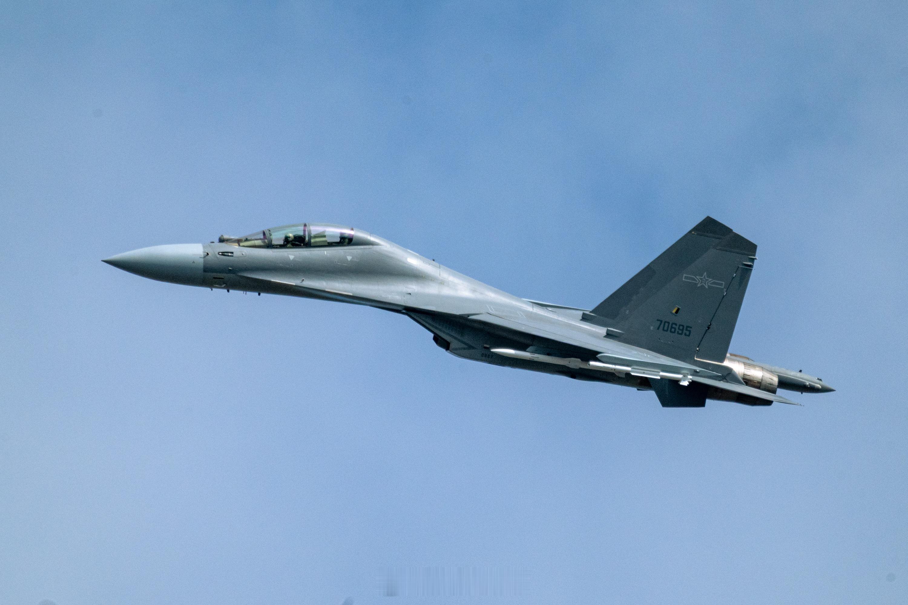 今年带外挂的主力机型空空弹已经基本上是霹雳10+霹雳15这“新”一代组合了，“新