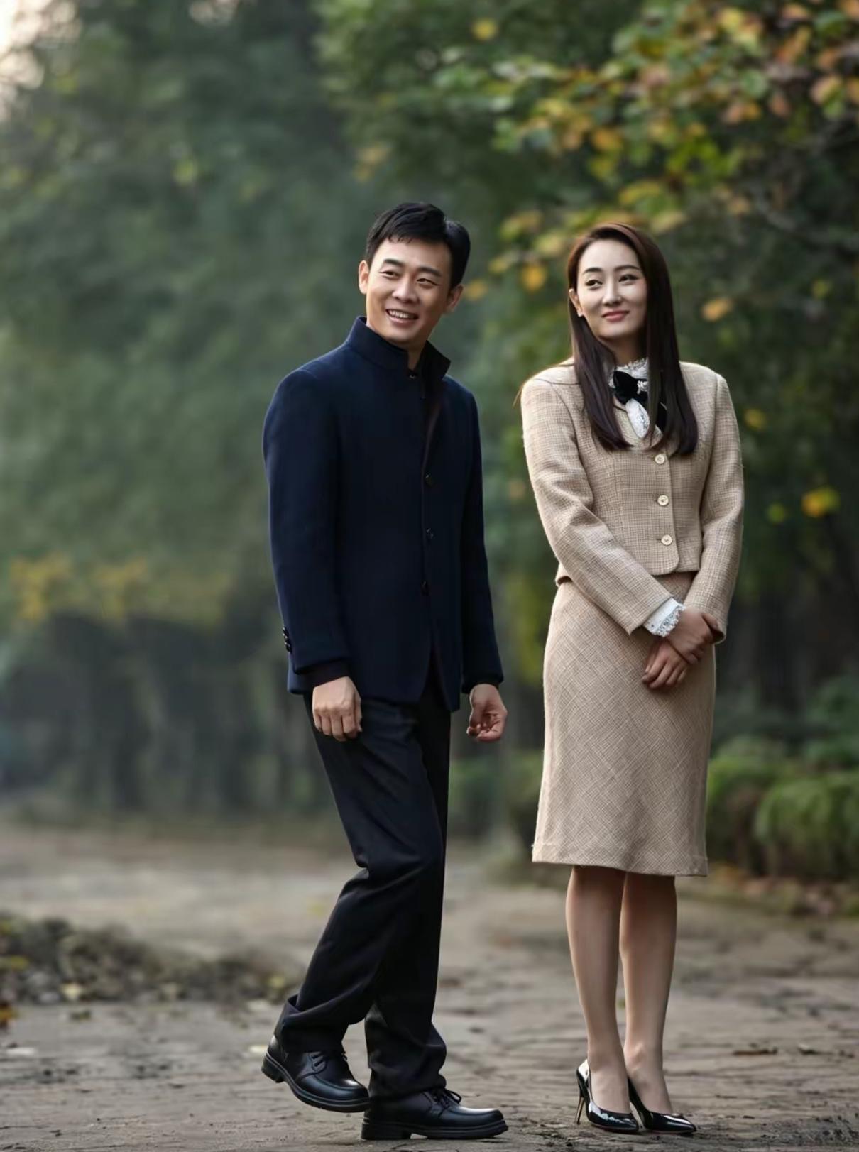 一眼认出男演员是张译，可旁边这位女演员，我愣是叫不上名字！
 
看着特别眼熟，就