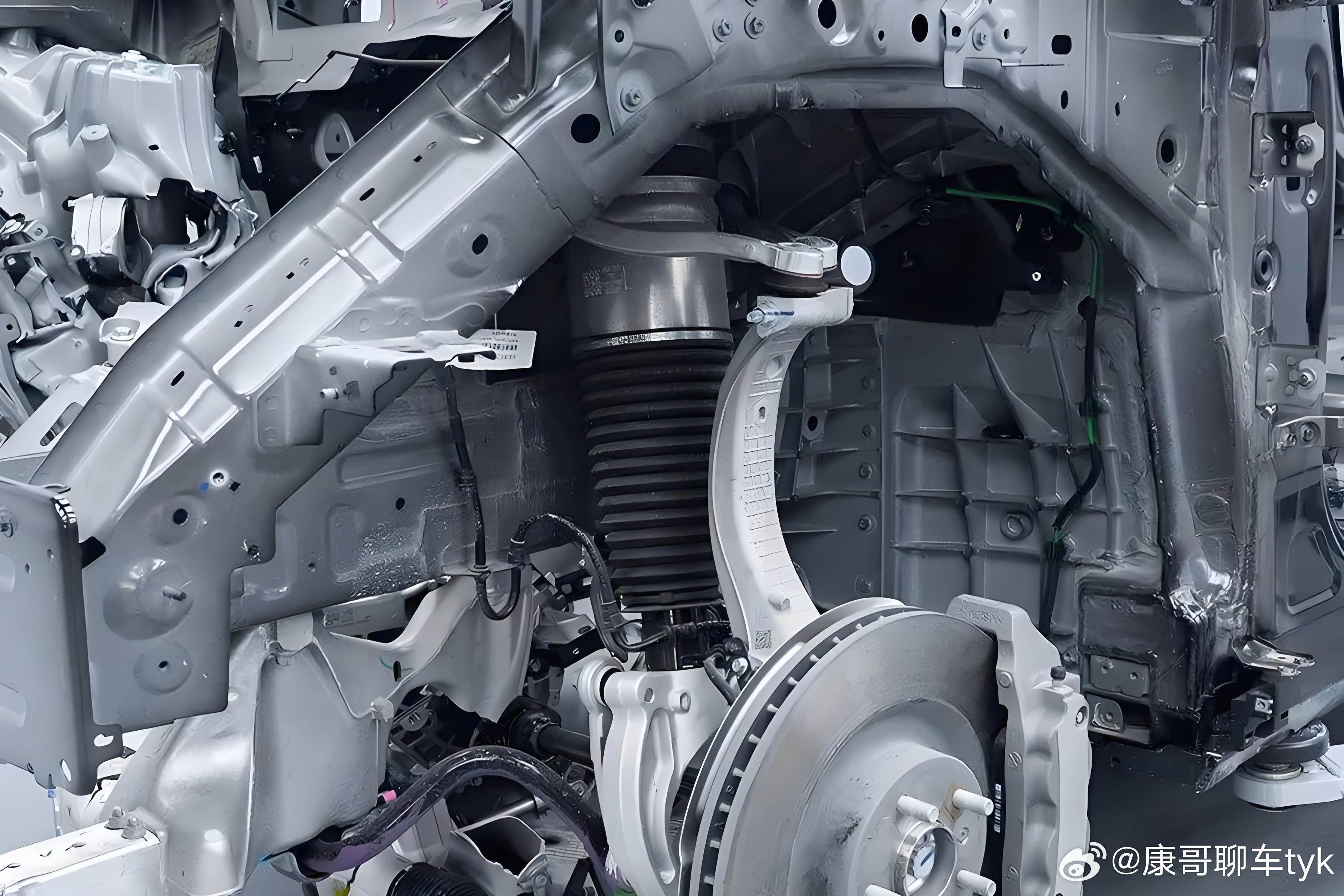 问界m9 刚刚刷到了一张问界M9悬架的图片，聊聊悬架吧，虽然毕业多年基本功还是扎