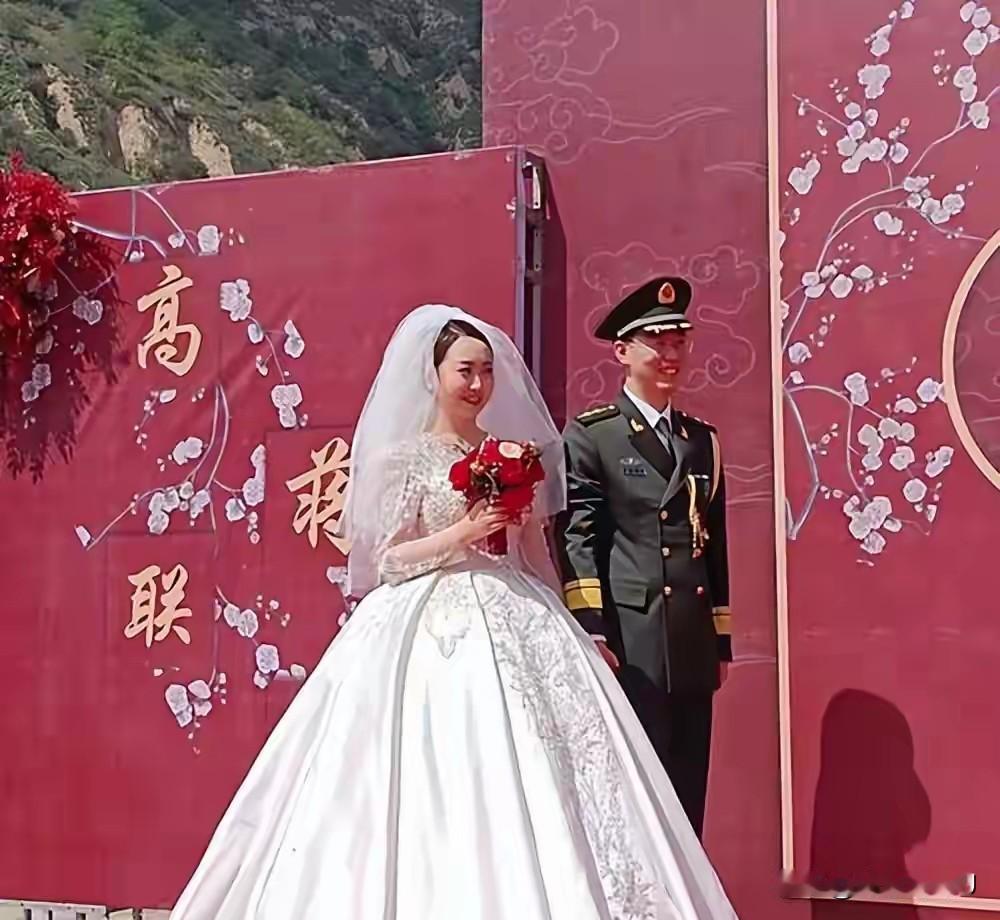 上世纪八十年代初的婚礼当天，新娘林晓曼手微微发颤地塞给我一个有点旧的牛皮纸信封。