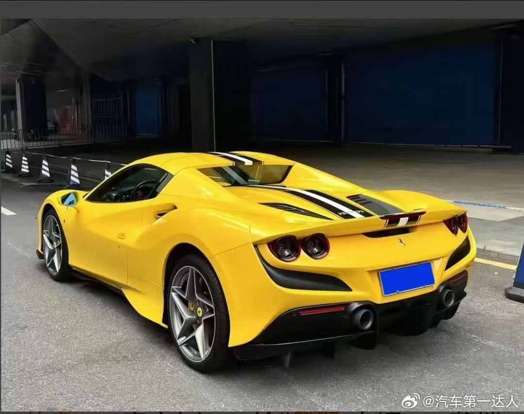 法拉利F8敞篷，高定版配色，不带一点红、谁能拒绝 