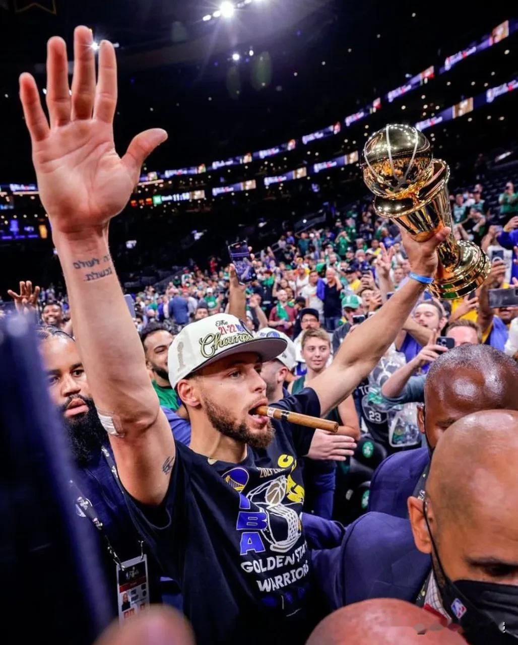 3分得分超过 200 的球员对阵单支球队：

1. 斯蒂芬-库里 vs 快船队 