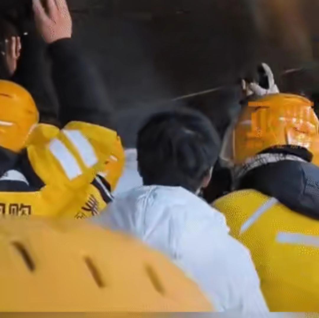 泪目！近日郑州街头，41名外卖小哥集体扔下餐箱，在狂风中，徒手抬起几吨重施工架，