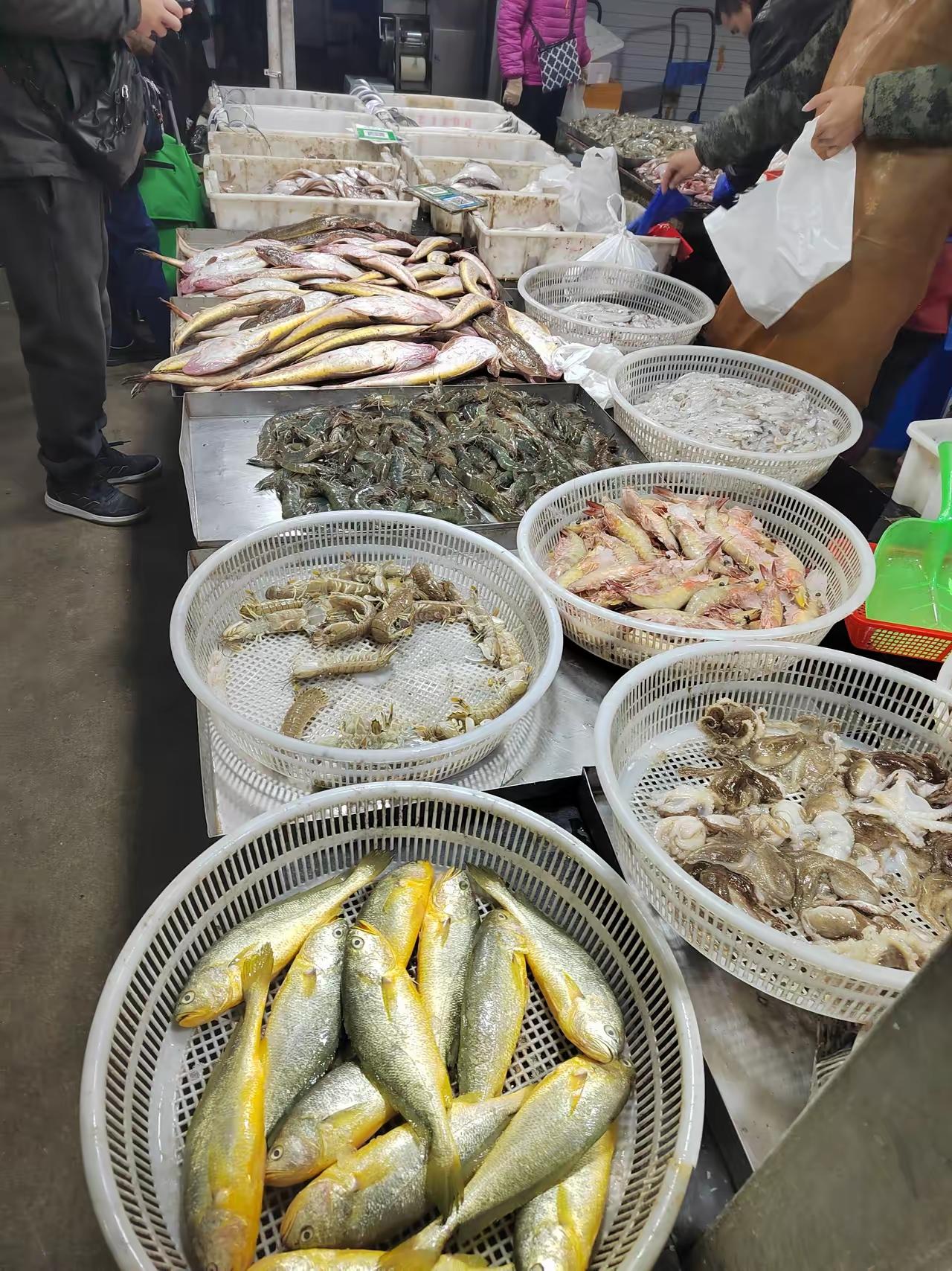 南北海鲜，各有千秋
 
以前我总觉得海鲜就是海鲜，哪儿的不都一样？
这几年在山东