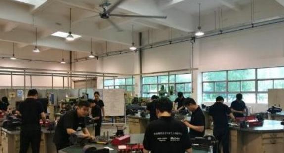 德国安的什么心？德国把好几个国家级重点实验室，搬到了中国，而且是整个团队带家属过