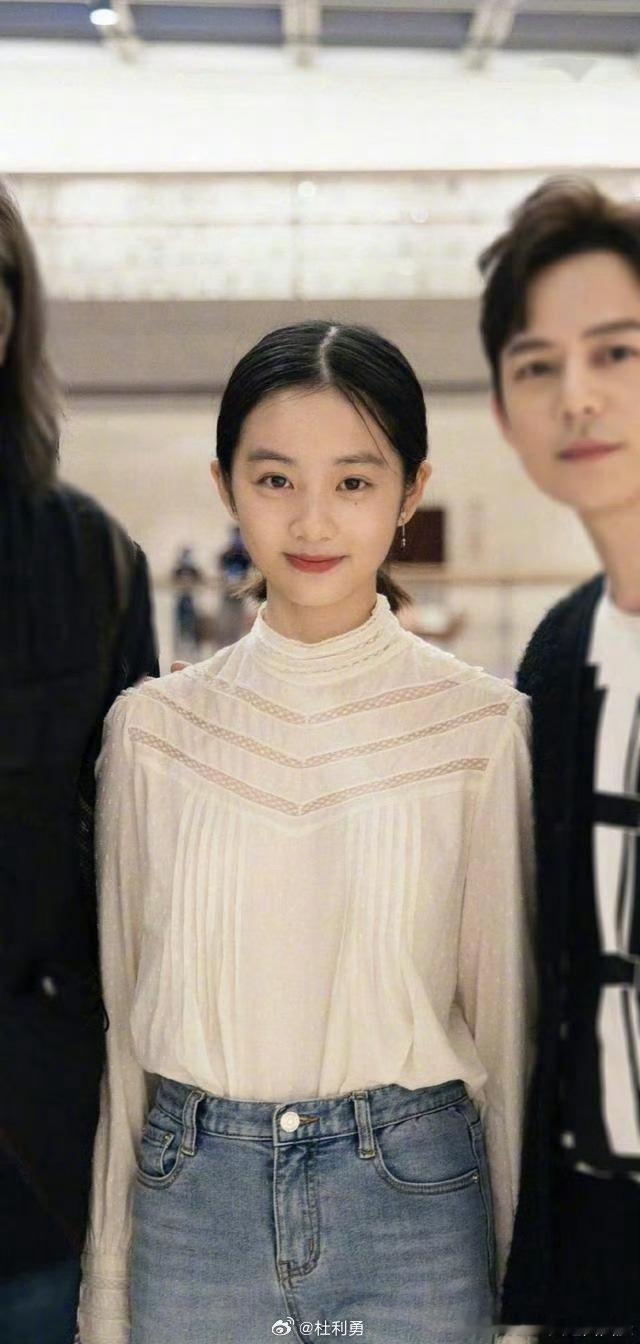 #黄多多在纽约街边画画#“黄家有女初长成”，#黄多多# 属于“富二代”还是“星二