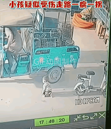 男子骑着三轮车倒车，把孩子撞到后，轮子又碾压了一下孩子的腿。男子下车后，像拎小猫