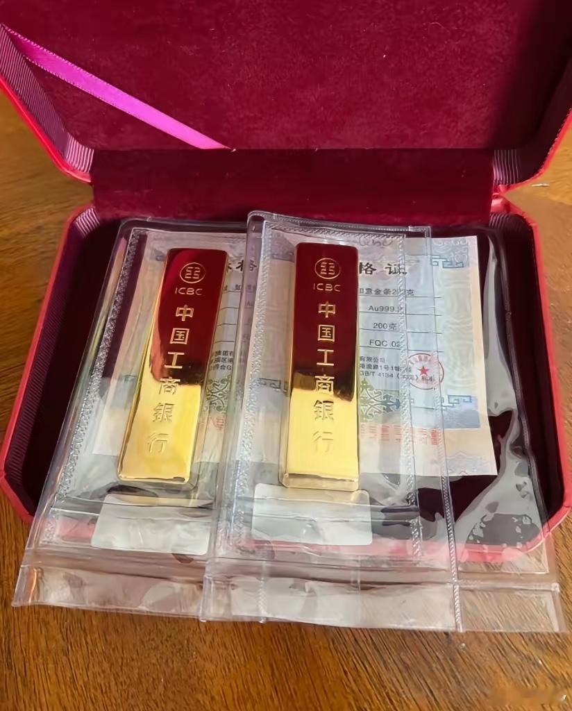 国内金饰价格大幅下跌今天买黄金的人，估计笑的嘴都合不拢了，昨天金价935，现在暗