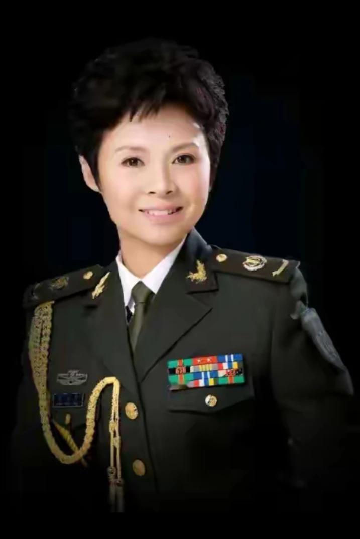 著名歌唱家董文华留影