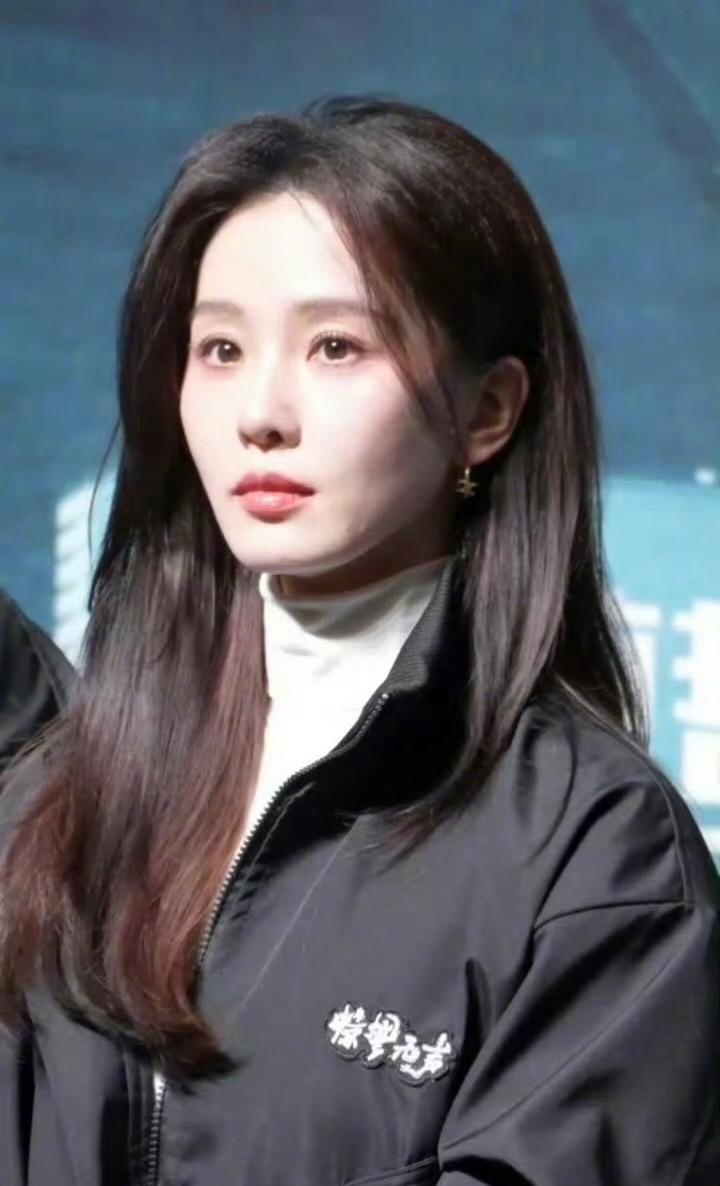 杨幂：哎，今天路演那个递话筒的镜头，我刚一上台脑子一空，话筒还在边上，你直接就把