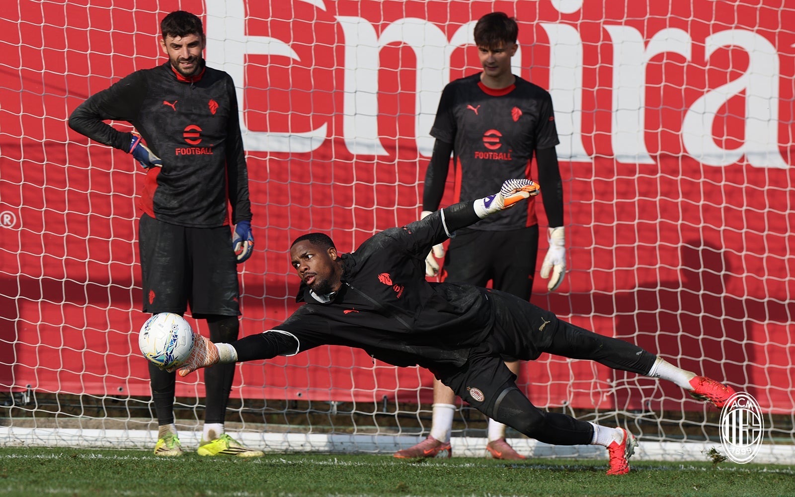 【训练组图】 🔴⚫️ 新的一周的训练备战工作已开启。💪🏻sempremil