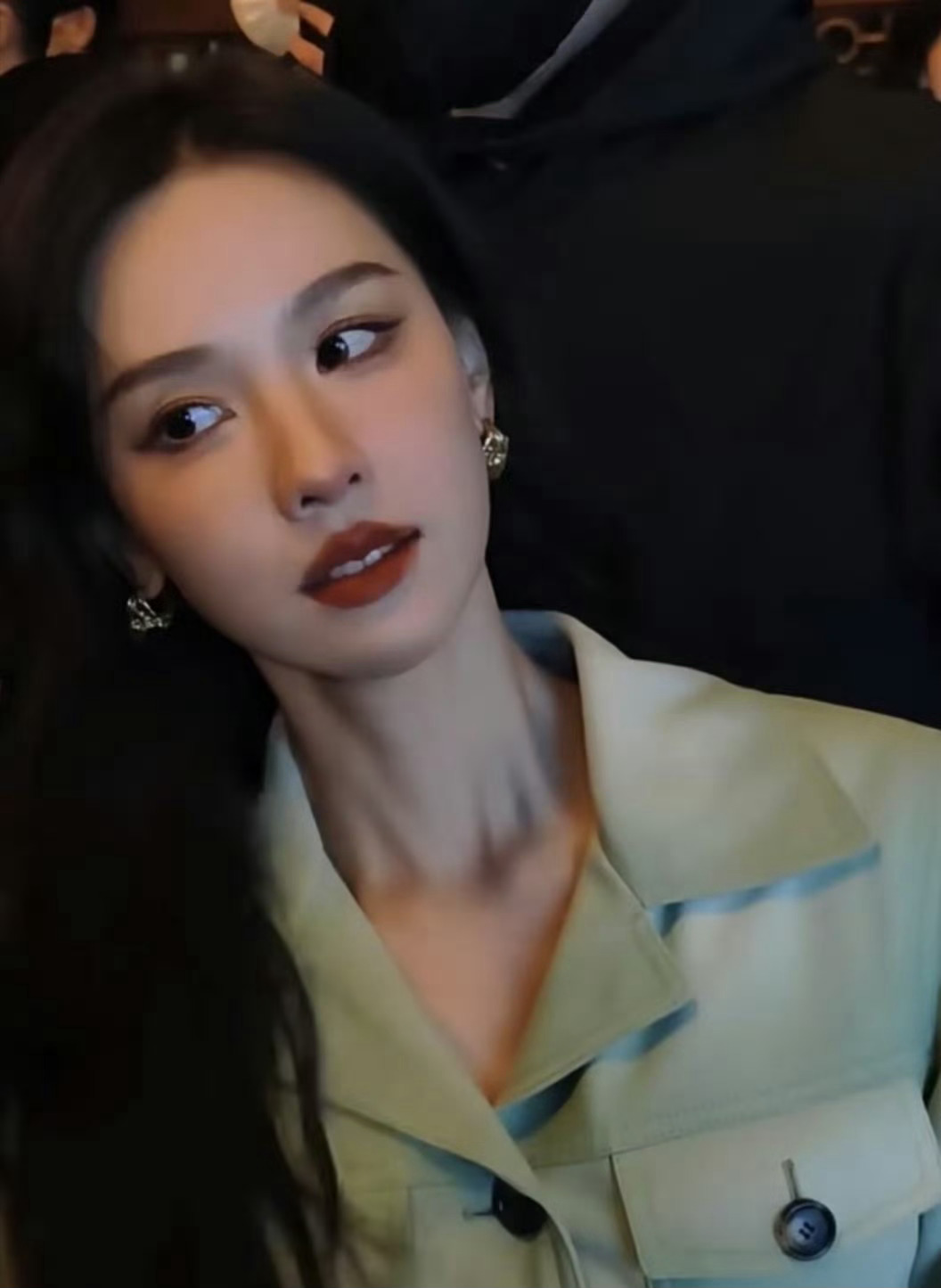 陈都灵好有冲击力的美貌 好美啊！完美的脸蛋和身材，还透着股高冷的气质！爱了爱了