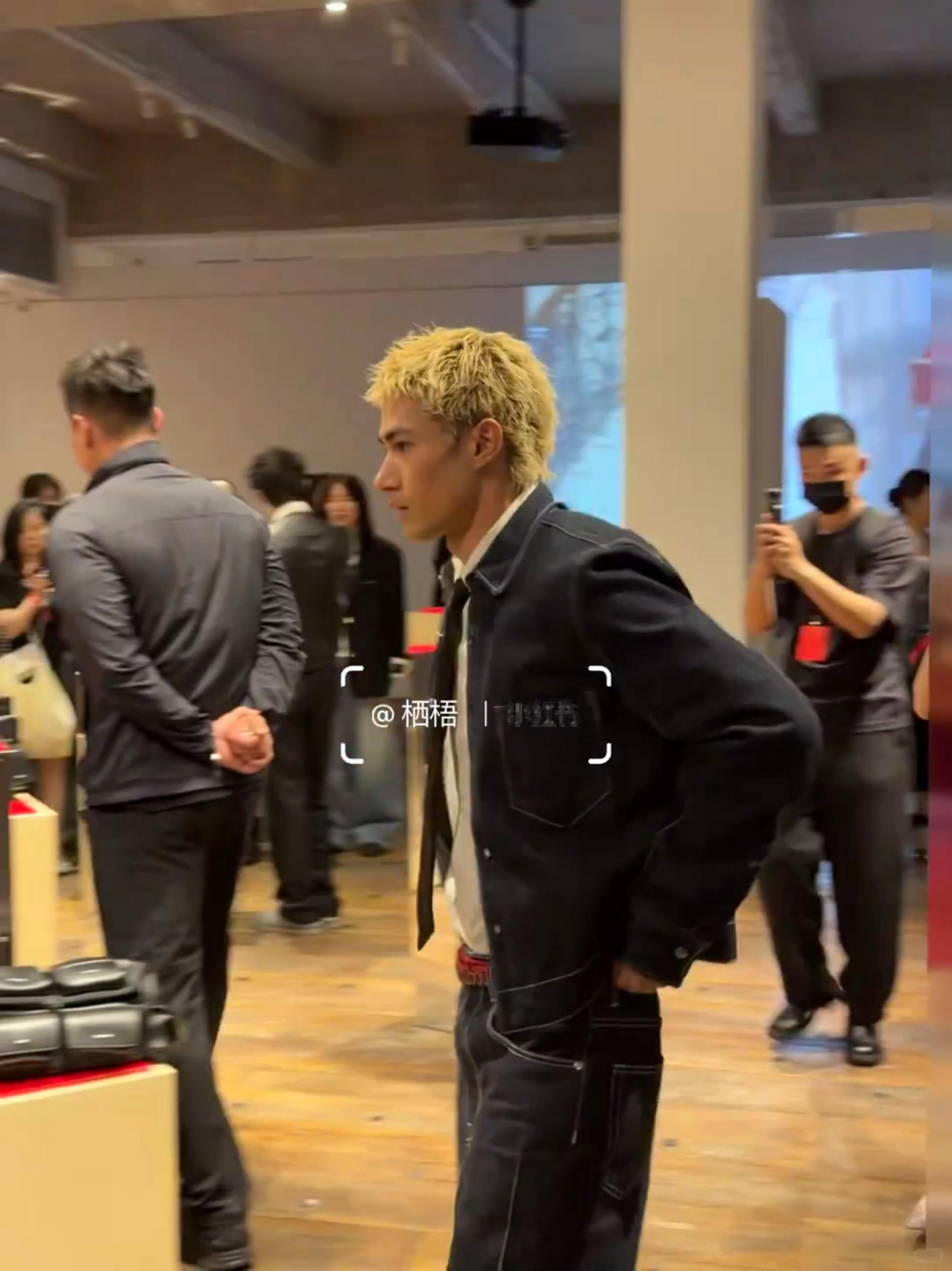 米卡CL晚宴路透 参加CL晚宴的米卡～红色皮带是点缀完全酷boy