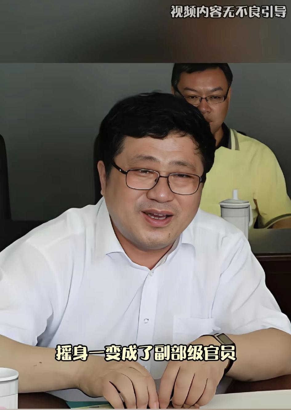 无人扶我青云志我给自己上编制，出门在外，身份是自己给的，中年考公失利后，他给自己