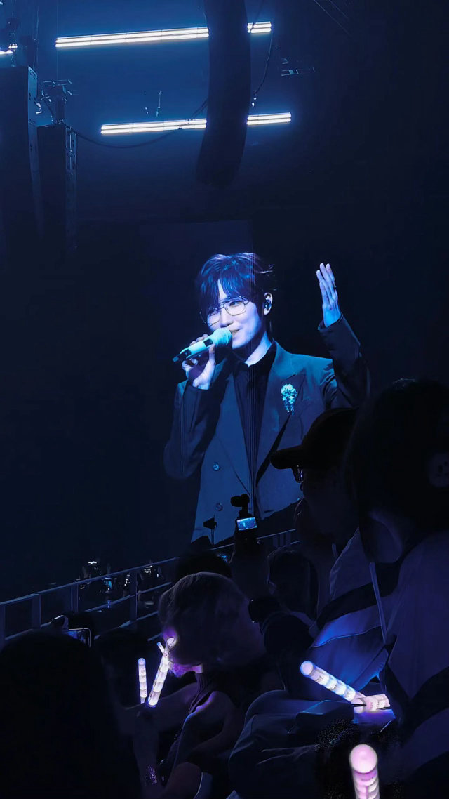 相信徐良谈过50次恋爱了徐良老来俏 他唱《七秒钟的记忆》的时候，全场灯光暗下来，