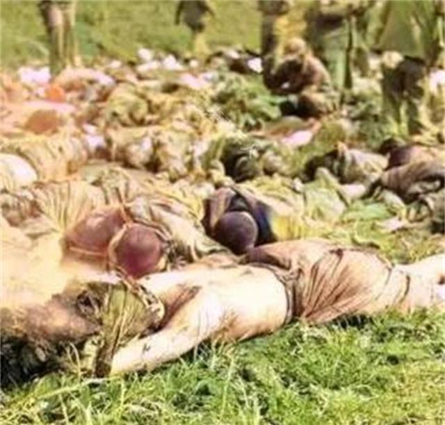 1951年，一名美军战地记者，在朝鲜中部春川附近，拍下了这一张让人落泪的照片，据