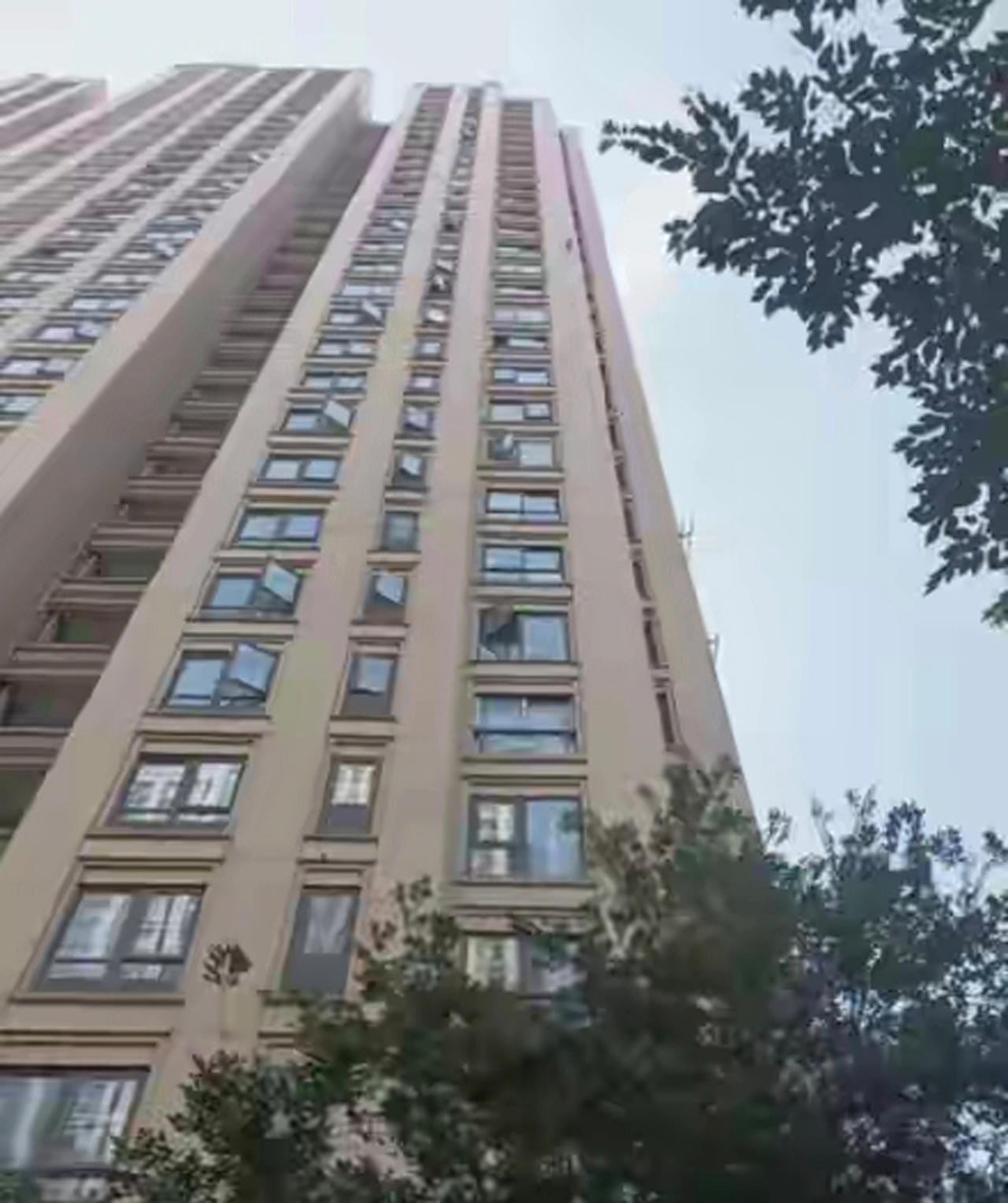 【20岁女孩18楼坠楼奇迹生还！周兆成：争吵无死罪，逼压有法责】
 
浙江嘉兴2