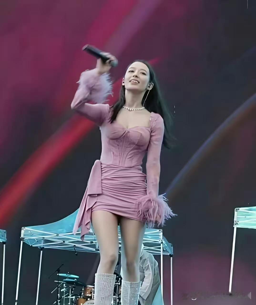 吉娜好像和之前不一样了，现在的她明媚自由了很多 