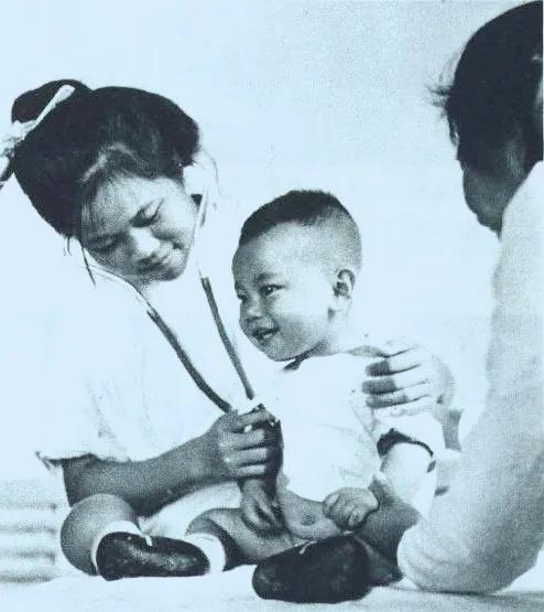她，成为了一名人民医生！

解放前，云南西双版纳的傣族聚居区疫病肆虐，常常致使大
