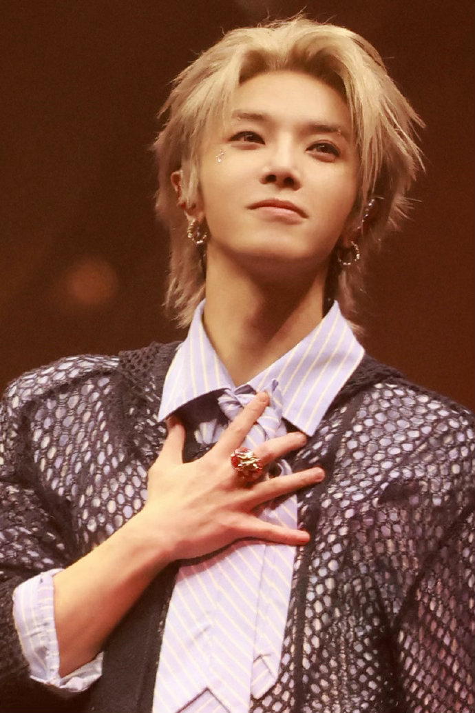 华晨宇的格局 没有世俗的门槛只有音乐的共鸣，这就是华晨宇的格调，十二年的价格坚守