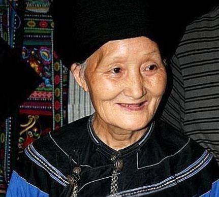 1935年，湖南永绥县街头，“湘西魔王”张平闲逛到一条小巷，忽然眼前一亮——杂货