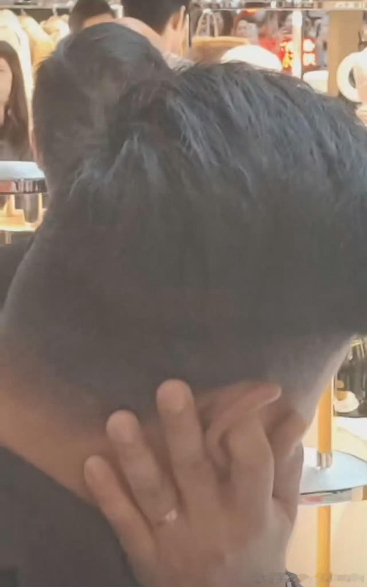 肖战澳门活动现场人气保安捂着耳朵