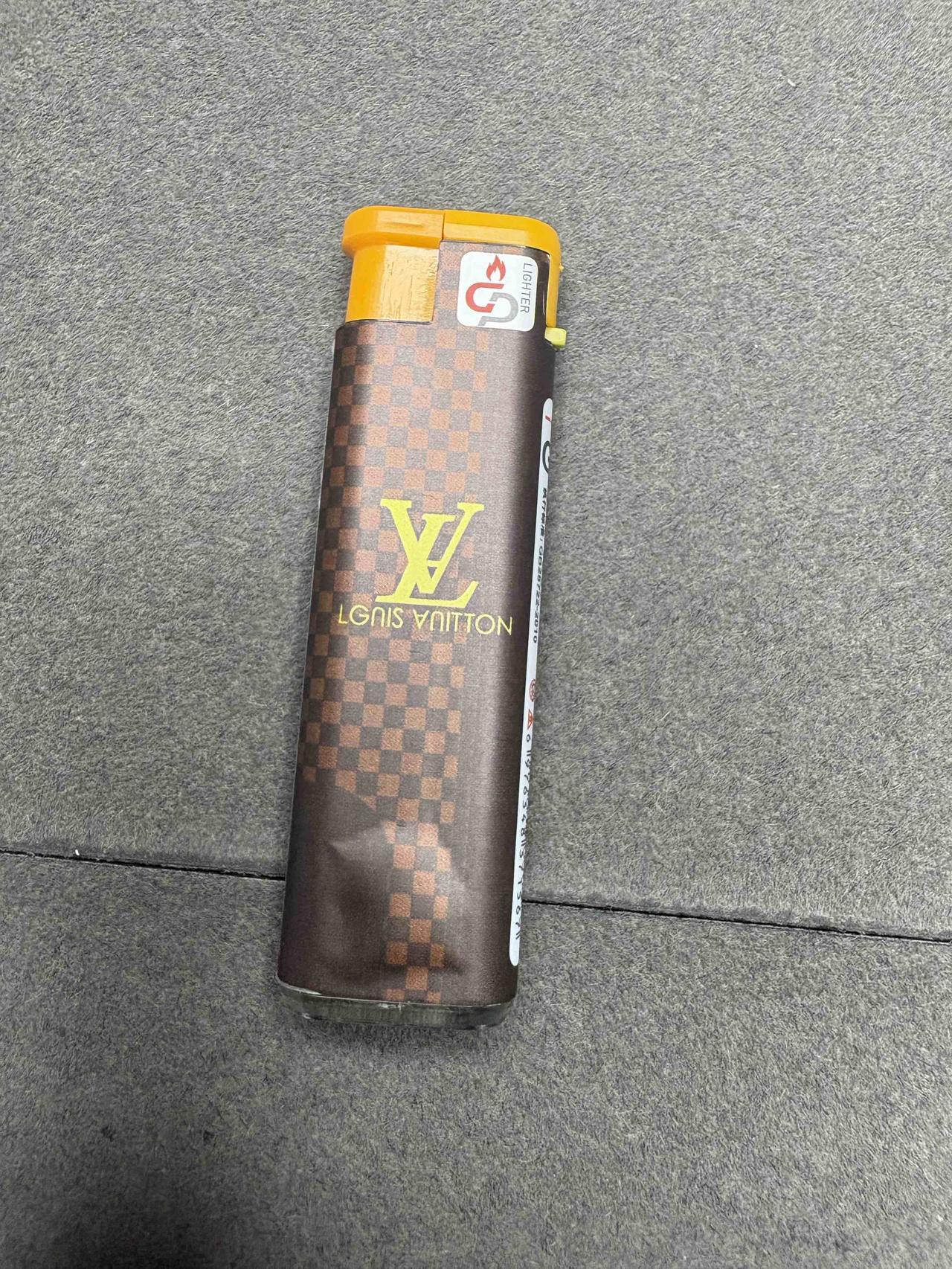 呼叫苏州市中院，2元一个的防风打火机上有LV标志，妥妥的商标侵权。怎么判？把打火