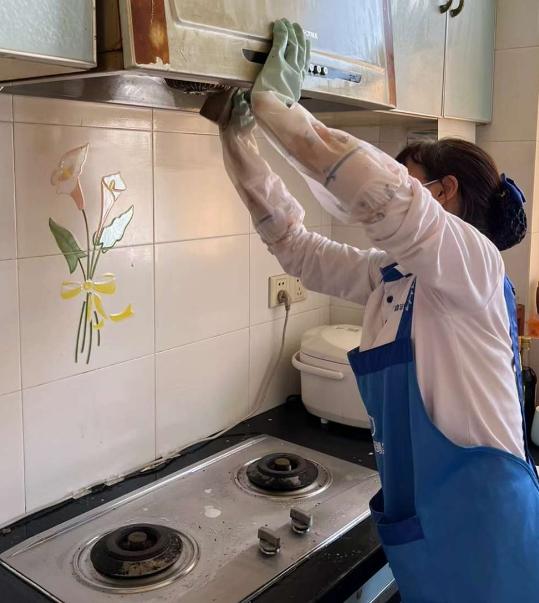 请钟点工来家里干活，人家干完活肯定要离开。如果你觉得在钟点工干活的时间段里不放心