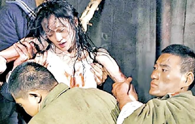 1943年，日军残忍对怀孕的王光行刑。她被吊在屋顶，衣不蔽体，腹中胎儿被活生生挖