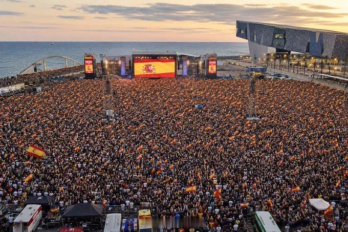 世界杯 超过10万人聚集在巴塞罗那海滨的福罗姆巨幕，准备收看巴萨和马竞在美国新泽