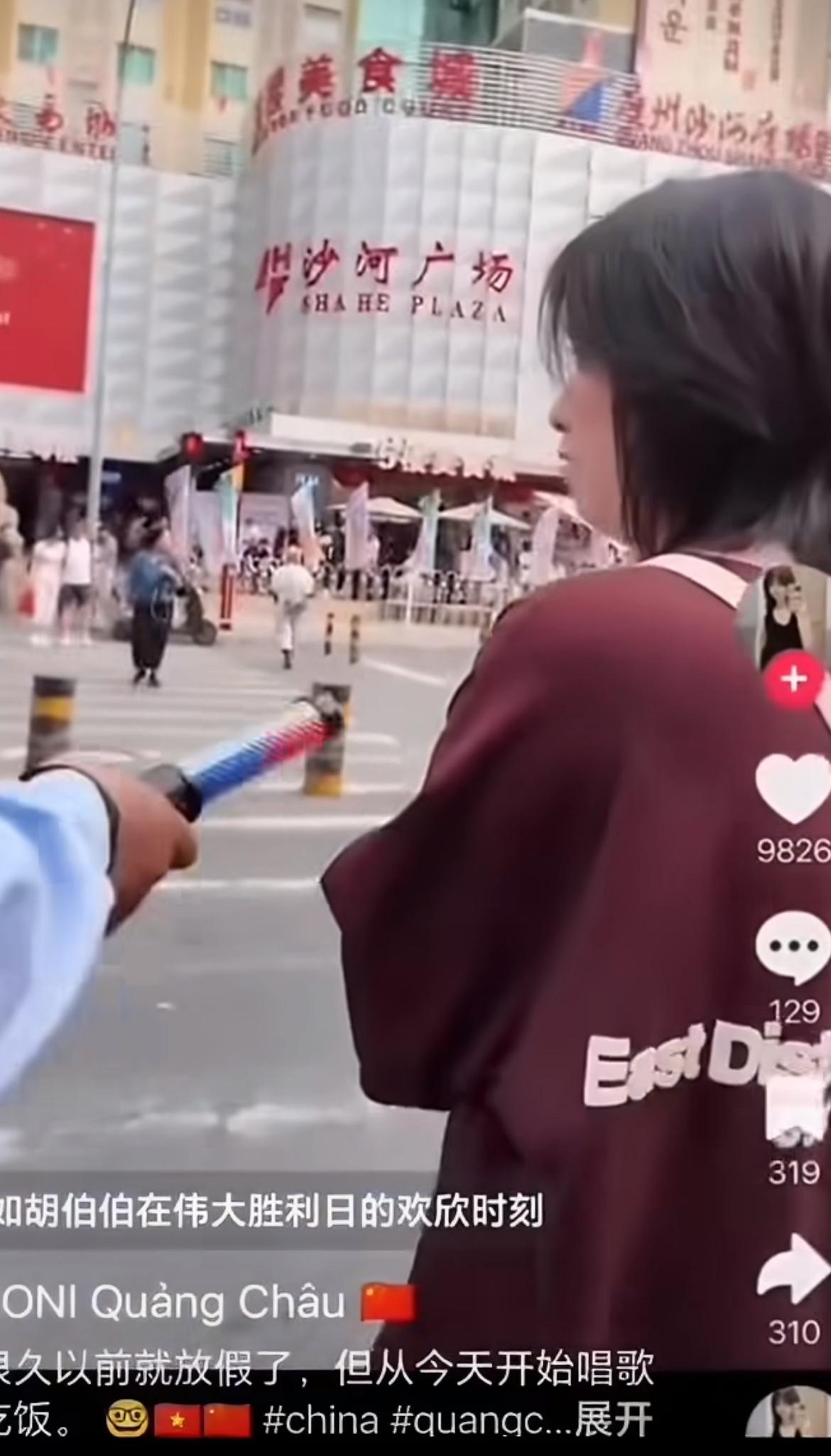 越南游客故意在广州交警旁边唱越南国歌，这是想干嘛