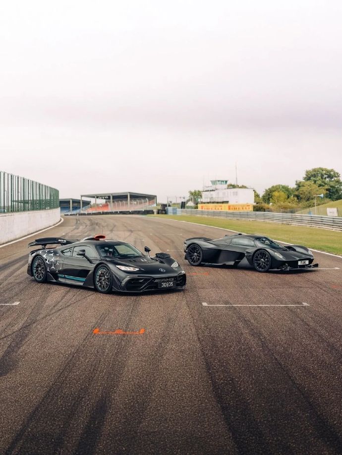 AMG One 遇上 阿斯顿马丁Valkyrie，谁才是真正的公路赛车？ 