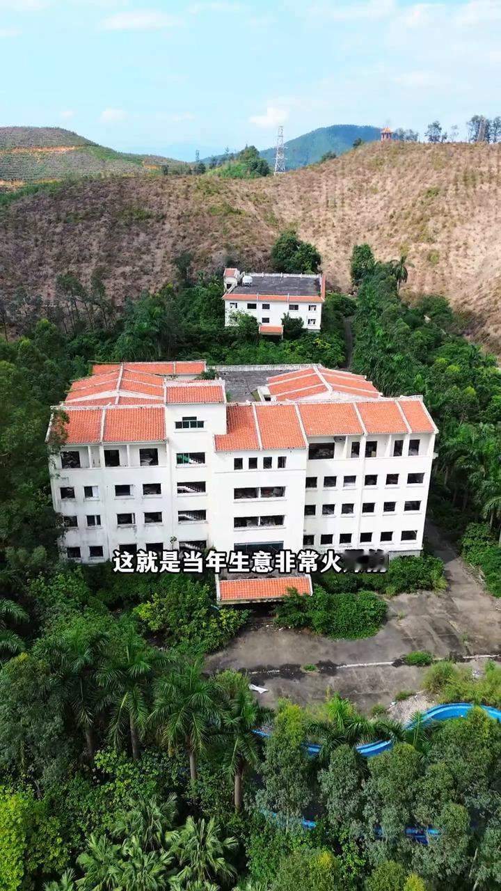 乡村俱乐部。
究竟是哪位大老板的豪车被遗弃在这里？这就是当年生意非常火爆的乡村俱