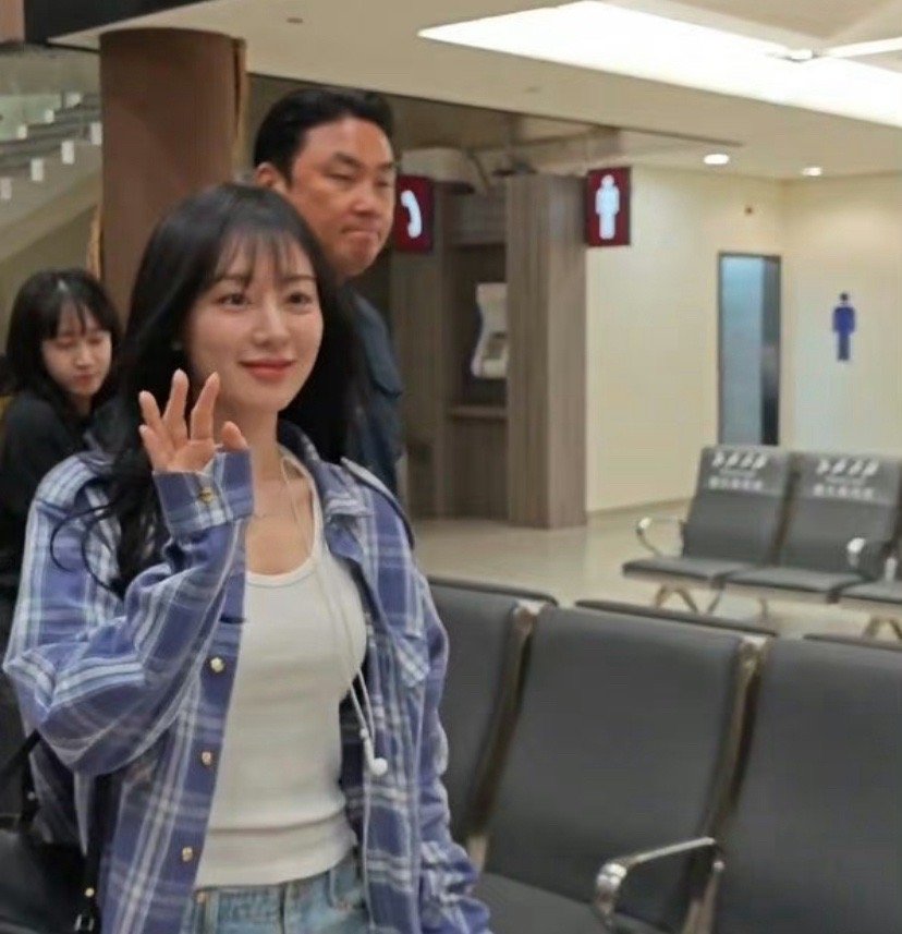 7 月 22 日晚，备受瞩目的金智媛圆满结束海外行程，经由仁川国际机场踏上了韩国