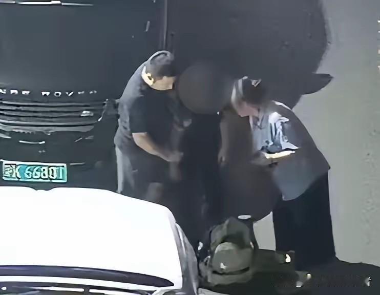 太绝了！9月11日报道，上海闵行一名刑侦女民警下班后，身着便衣在老外街正常遛弯。