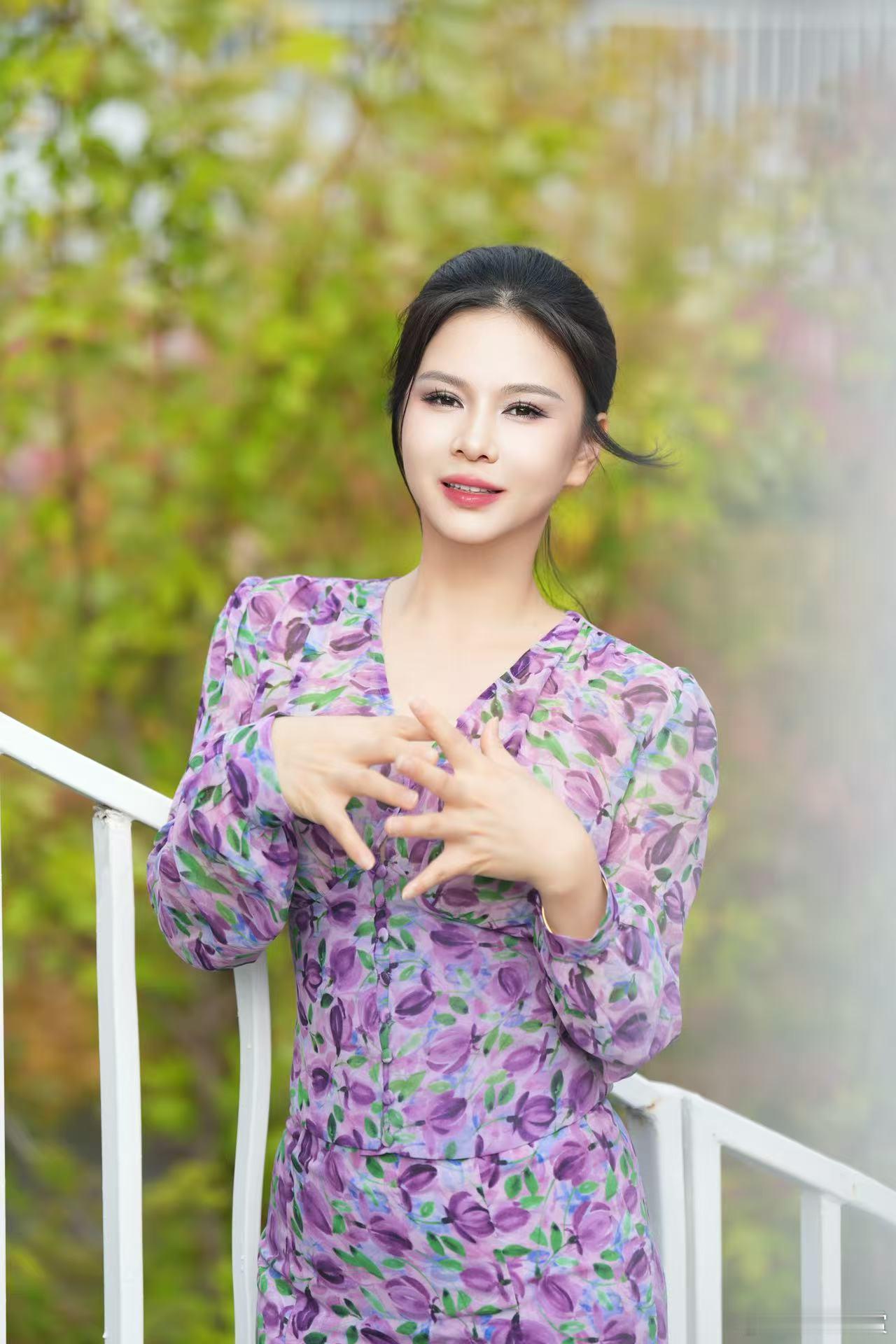 主持人刘美希[超话]主持人刘美希夏日穿搭紫藤花影长裙凤凰网财经主持人刘美希这是什