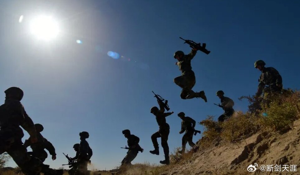 东风快递火箭军正青春火箭军 《战友深情》因为来当兵我们到一起相见就是缘在一个连队